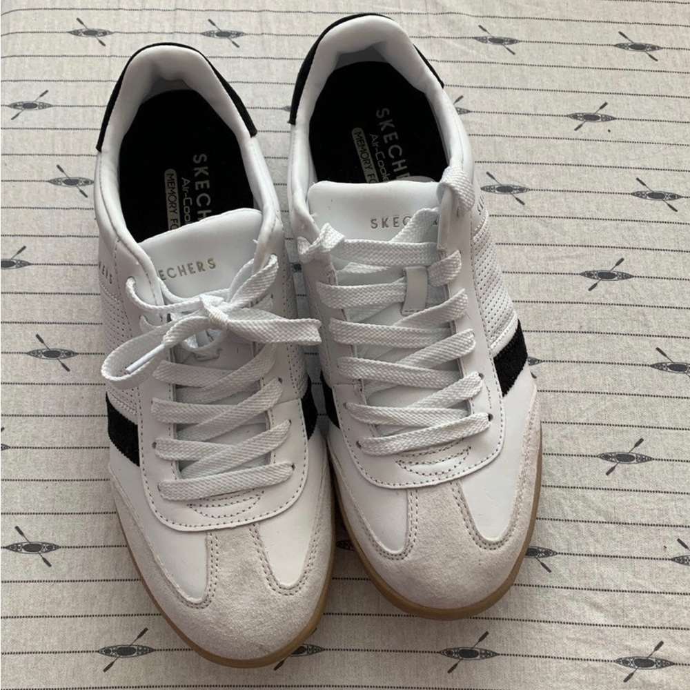 NWOT sketchers air cooled memory foam shoes